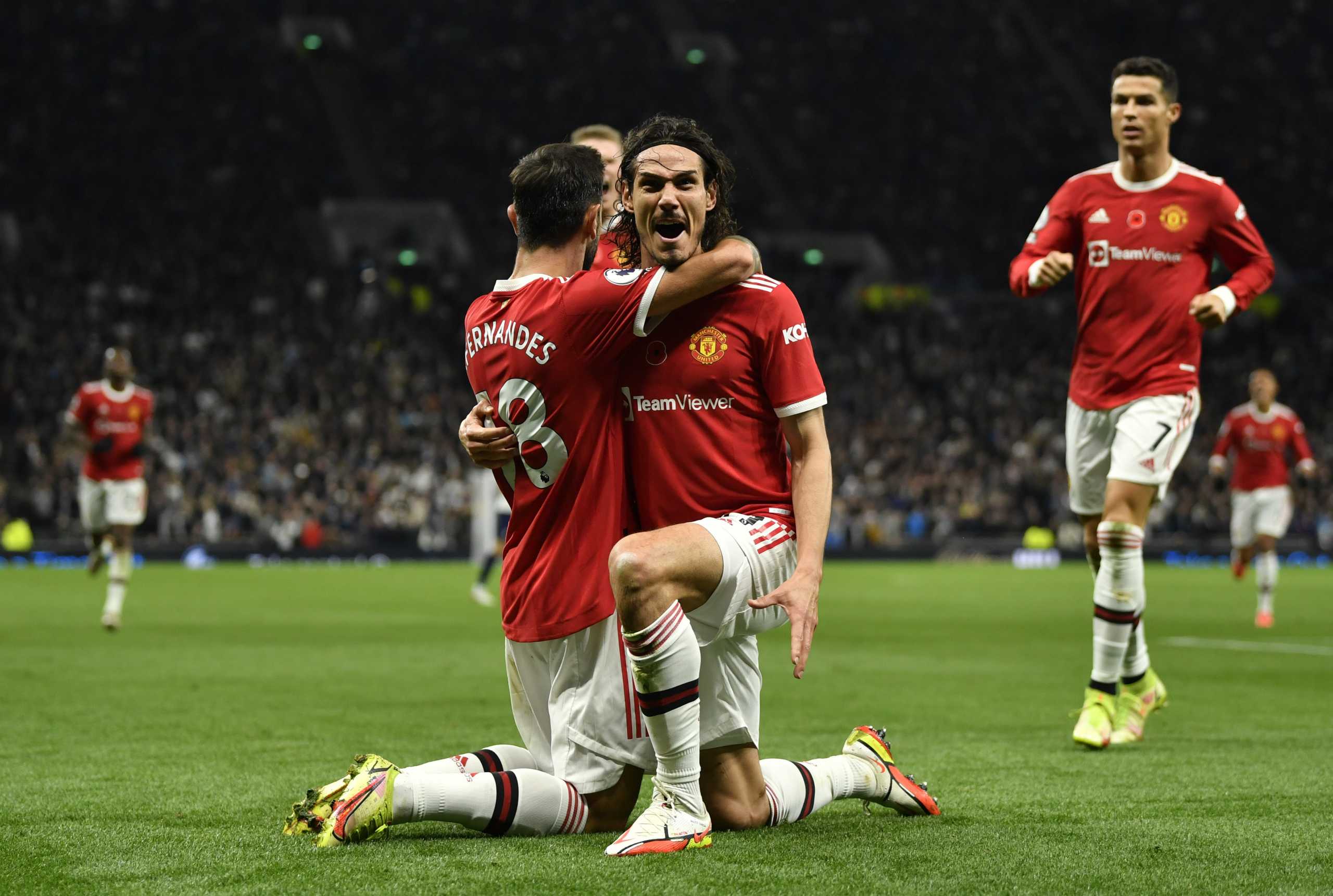 Soccer Football - Premier League - Tottenham Hotspur v Manchester United - Tottenham Hotspur Stadium, London, Britain - October 30, 2021  Manchester United's Edinson Cavani celebrates scoring their second goal with teammates REUTERS