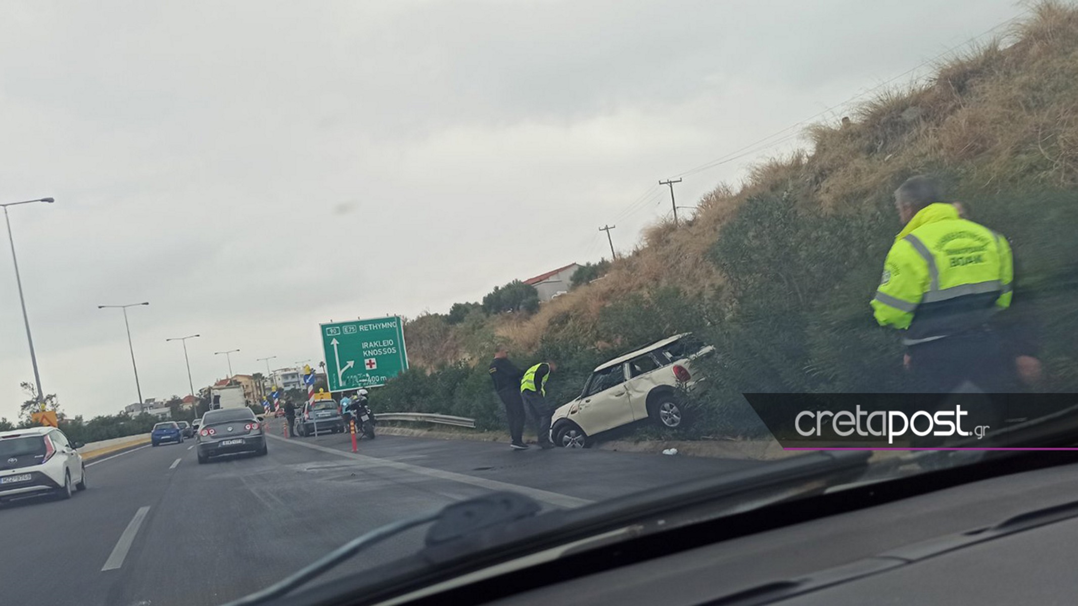 Ηράκλειο: Σοβαρό τροχαίο με ανατροπή αυτοκινήτου – Υπάρχουν εγκλωβισμένοι
