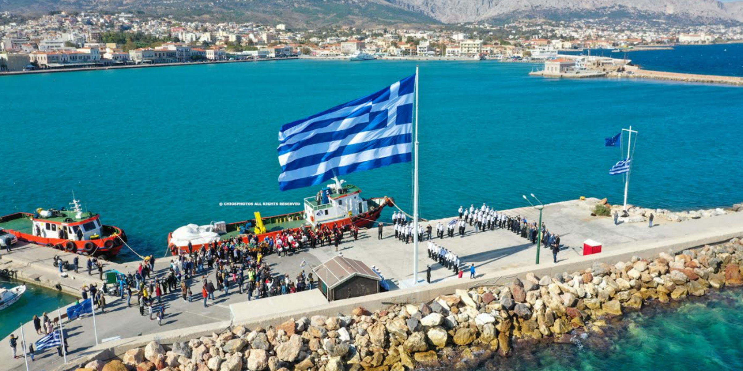 28η Οκτωβρίου – Χίος: Κυματίζει γιγαντιαία ελληνική σημαία – «Χρόνια πολλά, δυνατά και ελεύθερα»