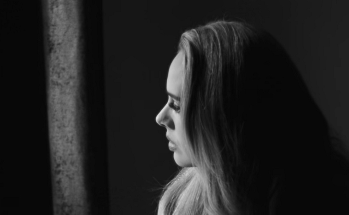 Adele: «Ικετεύει» τον πρώην σύζυγό της να την συγχωρέσει μέσω του νέου της τραγουδιού «Easy on me»
