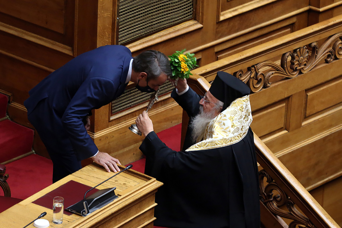 Ο πρωθυπουργός Κυριάκος Μητσοτάκης (Α) στον αγιασμό για την έναρξη των εργασιών της Γ΄ Συνόδου από τον Μητροπολίτη Κασσανδρείας  Νικόδημο και τα μέλη της Διαρκούς Ιεράς Συνόδου, στην Ολομέλεια της Βουλής, Δευτέρα 4 Οκτωβρίου 2021. ΑΠΕ-ΜΠΕ