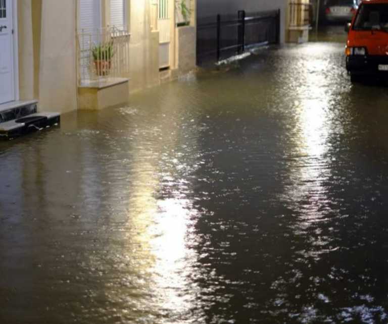 Πλημμύρες και κατολισθήσεις στην Αιτωλοακαρνανία - Έγινε... Βενετία το Αιτωλικό από την υπερχείλιση της λιμνοθάλασσας