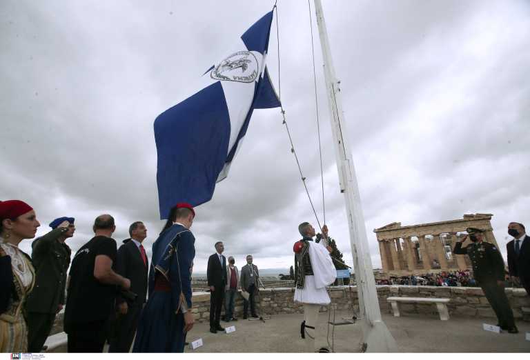 Έπαρση της σημαίας στην Ακρόπολη για τα 77 χρόνια από την απελευθέρωση της Αθήνας