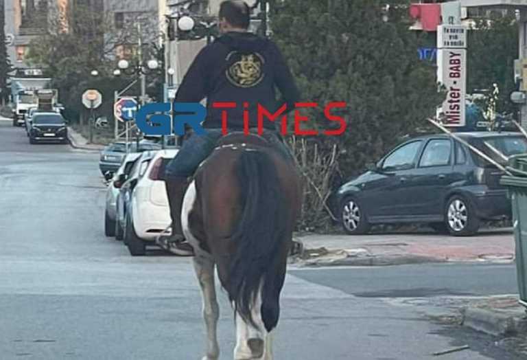 Θεσσαλονίκη: Έσπασε τη ρουτίνα καβάλα στο άλογο – Η φωτογραφία της ημέρας στον Εύοσμο