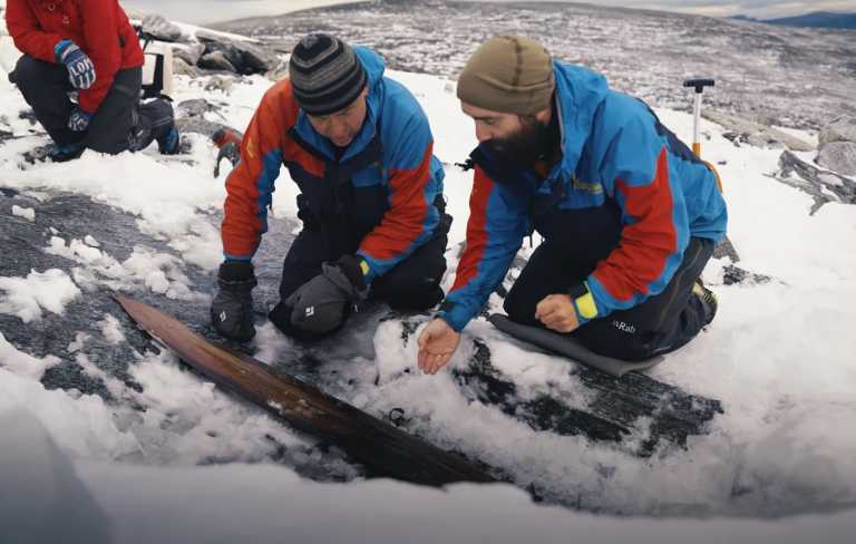 Ανακαλύφθηκε το αρχαιότερο ζευγάρι πέδιλων σκι στη Νορβηγία, ηλικία 1.300 ετών