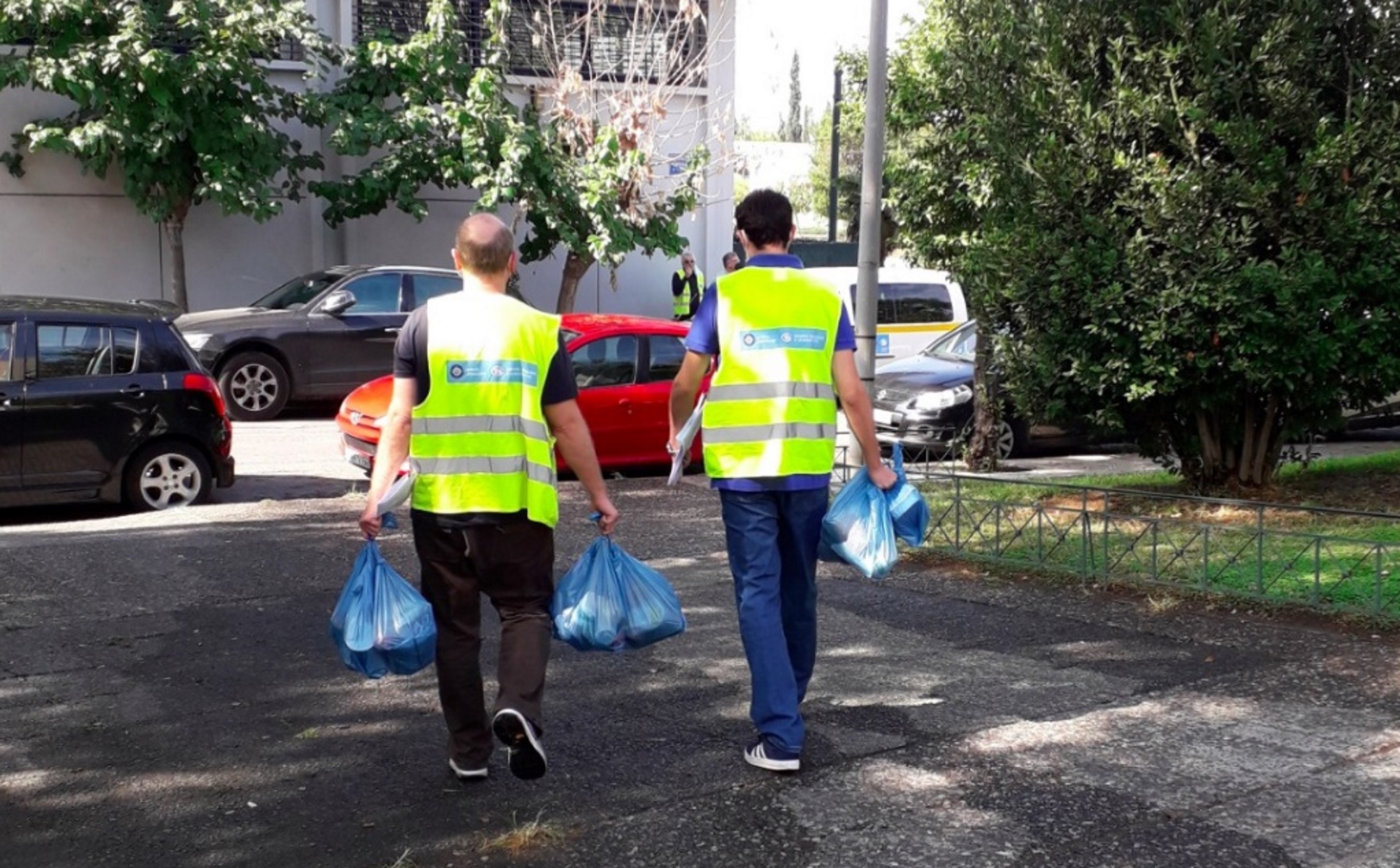 Street workers: Οι φύλακες – άγγελοι που προσφέρουν στους άστεγους της Αθήνας τρόφιμα, ρούχα, ιατρική φροντίδα