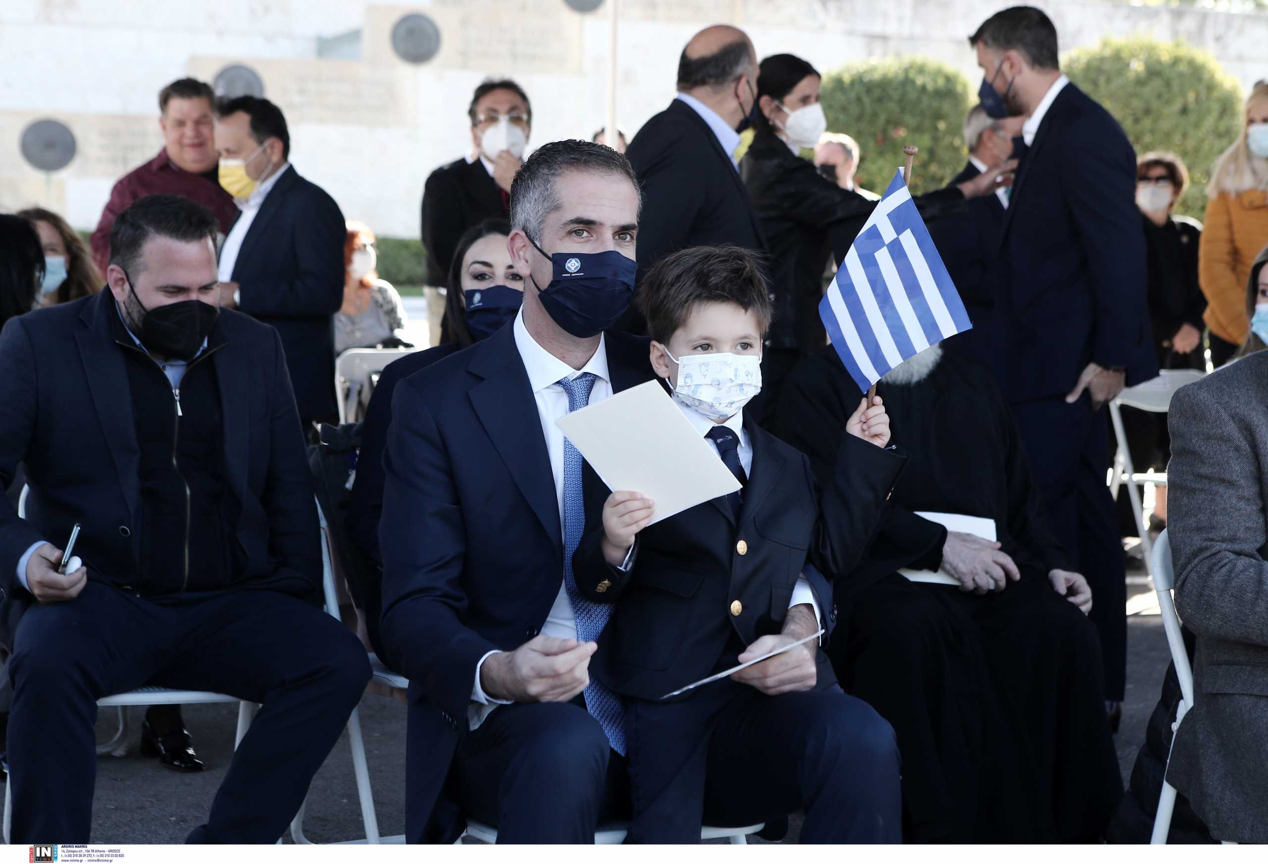 28 Οκτωβρίου: Ο Κώστας Μπακογιάννης στην παρέλαση με τον μικρότερο γιο του