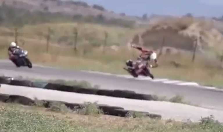 Μέγαρα: Βίντεο από νέο τραυματισμό σε αγώνα με μηχανές – Ο τραυματίας μεταφέρθηκε με σκουτεράκι