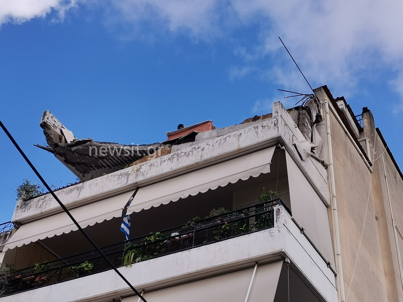 Καιρός: Έπεσε μπαλκόνι πολυκατοικίας στο Χαλάνδρι – Εκκενώθηκε το κτίριο