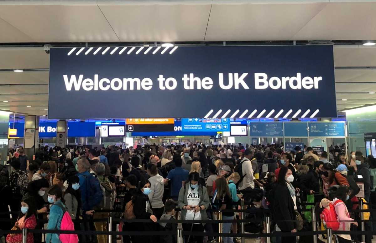 Μόνο με διαβατήριο τα ταξίδια στη Βρετανία: Τι αλλάζει από σήμερα