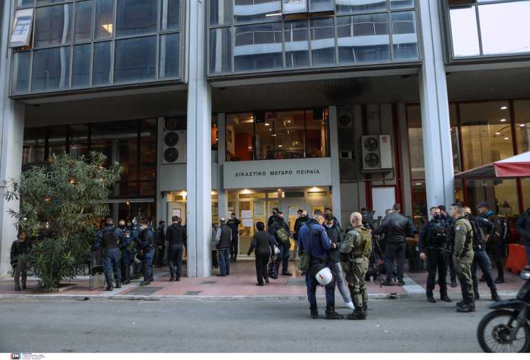 Πέραμα: Παρουσιάστηκε ο καταζητούμενος 14χρονος από την αιματηρή καταδίωξη