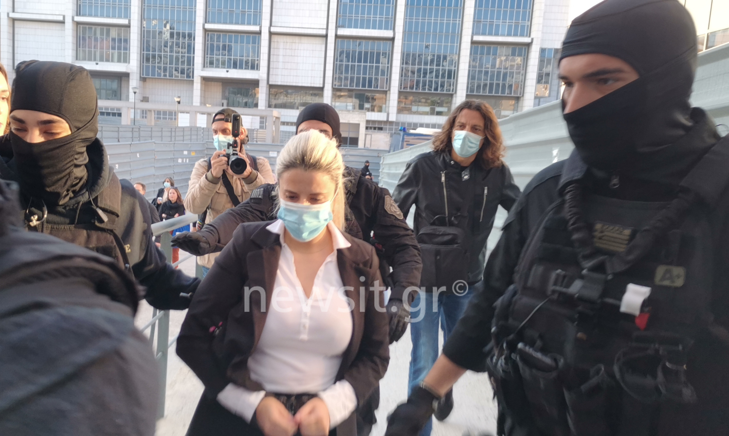 Επίθεση με βιτριόλι: Στο δικαστήριο Ιωάννα Παλιοσπύρου και Έφη Κακαράντζουλα για να ακούσουν την πρόταση του εισαγγελέα