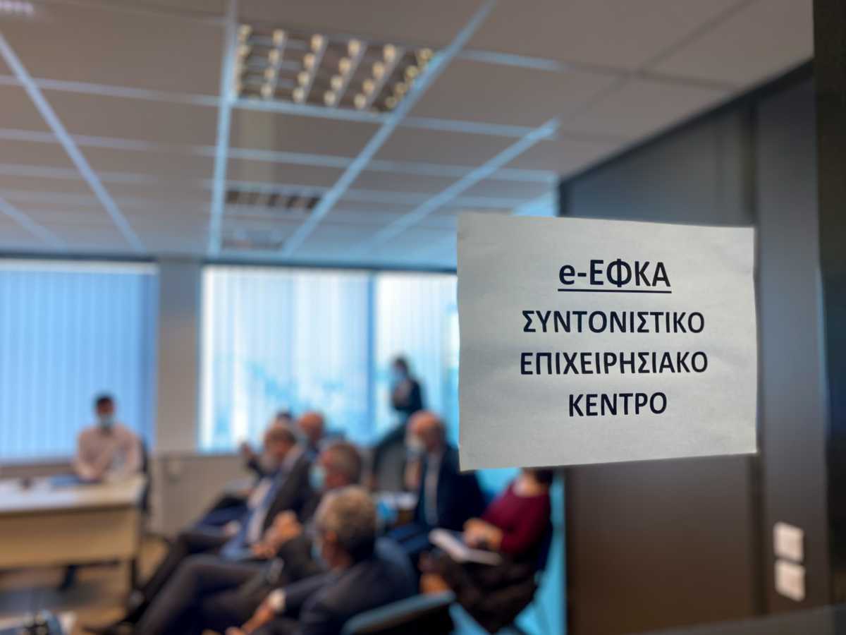 Ο ΕΦΚΑ «τρέχει» για τις εκκρεμείς συντάξεις: Στόχος κάθε υπάλληλος να εκδίδει 3 κάθε μέρα