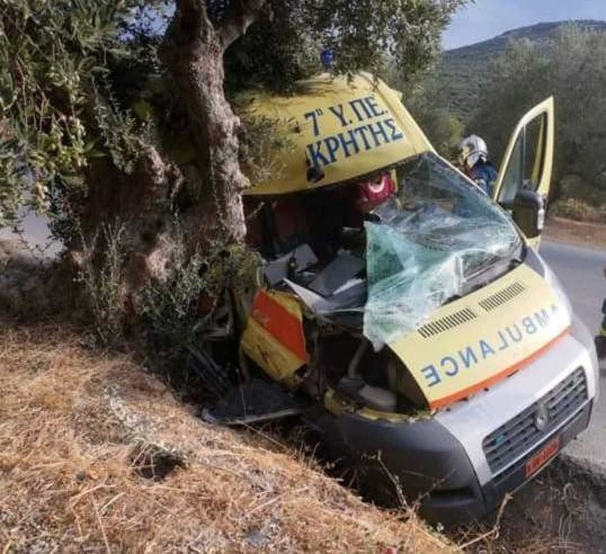 Κίσαμος: Τροχαίο με ασθενοφόρο που έγινε σμπαράλια