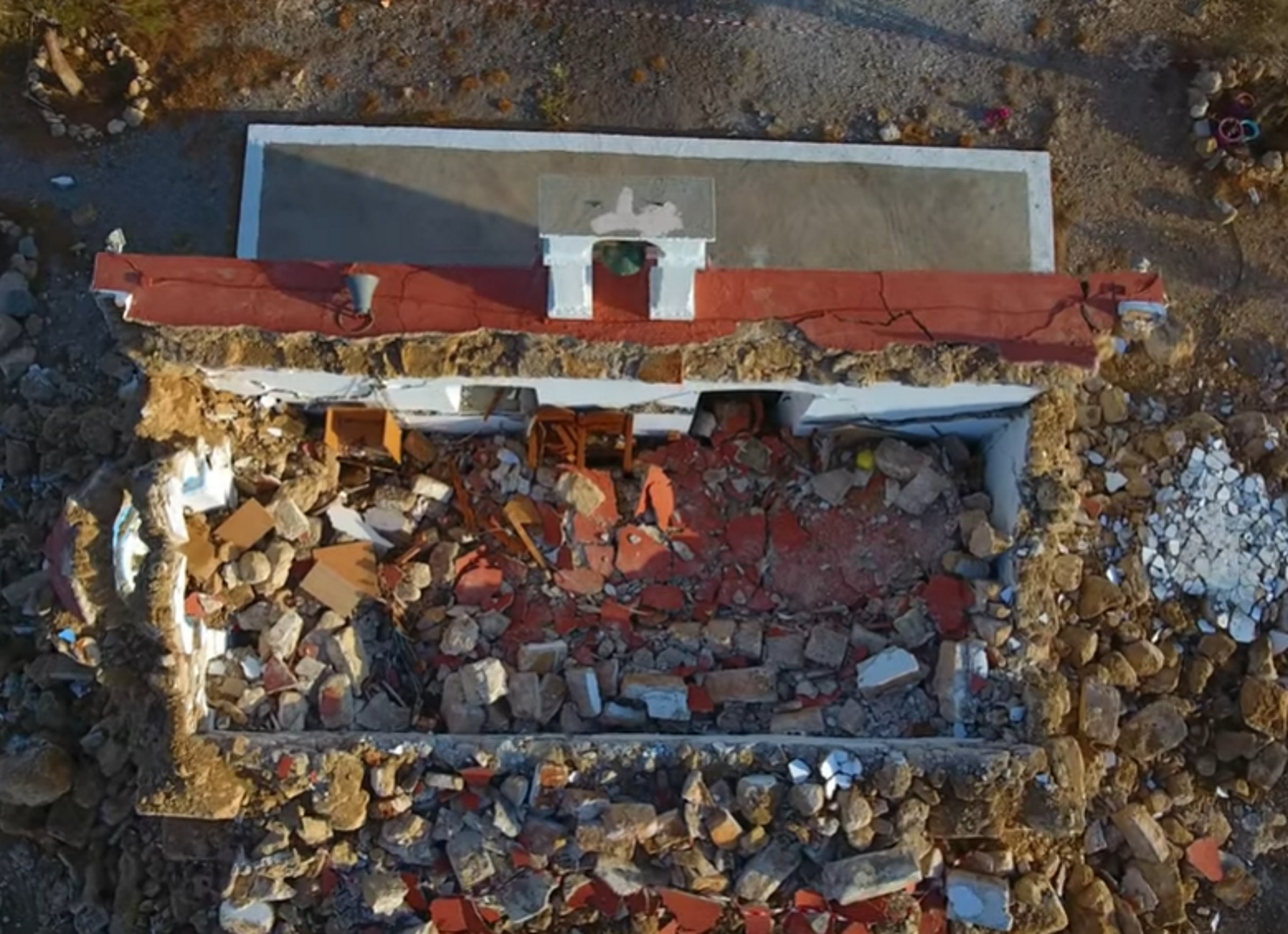 Σεισμός στην Κρήτη: Πτήση drone πάνω από το εκκλησάκι του Αγίου Νικολάου που κατέρρευσε