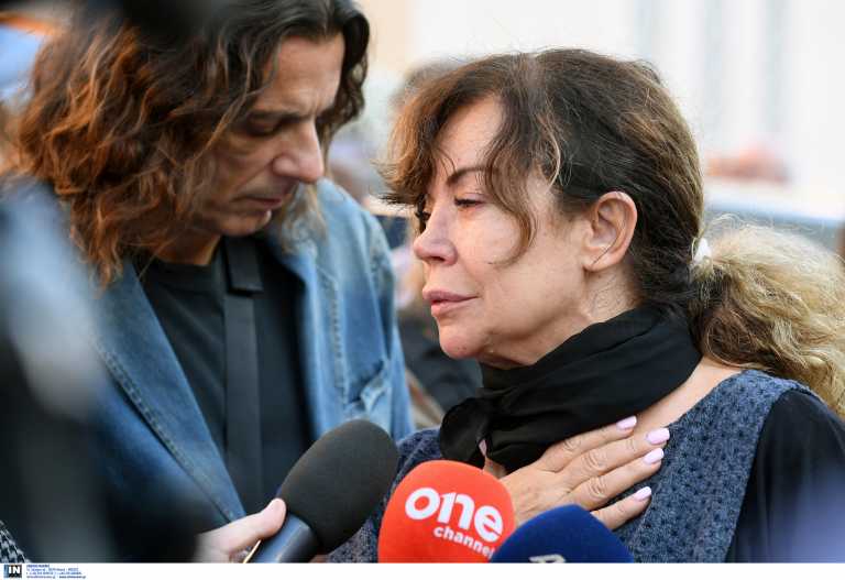 Ελένη Δήμου: Ξανά στο νοσοκομείο η τραγουδίστρια - Την ταλαιπωρεί ο κορονοϊός