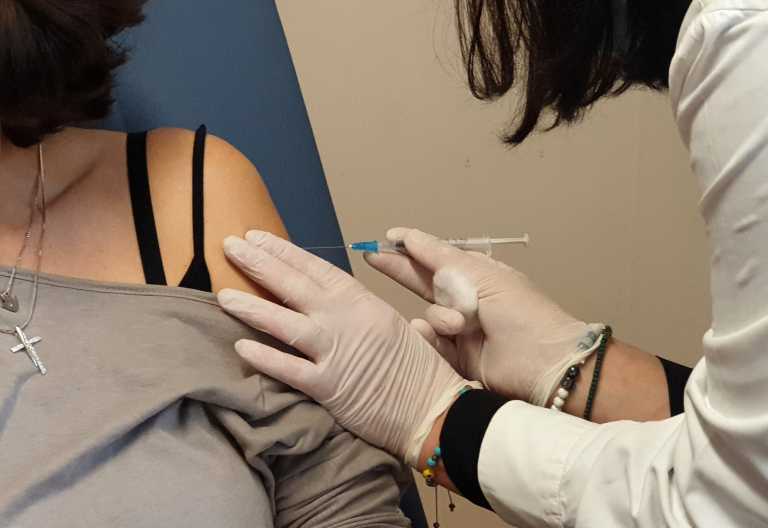 Κορονοϊός - Εμβόλιο: Έξτρα δόση με Pfizer ή Moderna μετά το J&J αυξάνει καλύτερα τα αντισώματα