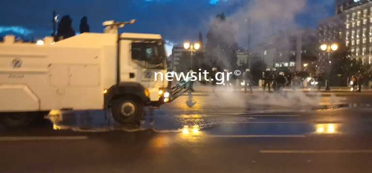 Σύνταγμα: Επεισόδια και χημικά στο πανεκπαιδευτικό συλλαλητήριο - Κλειστό το κέντρο της Αθήνας