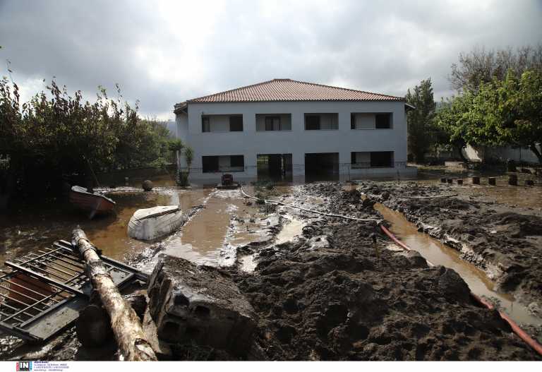Κακοκαιρία «Αθηνά» – Εύβοια: Εικόνες καταστροφής και φόβος μέσα στα ρημαγμένα τους σπίτια