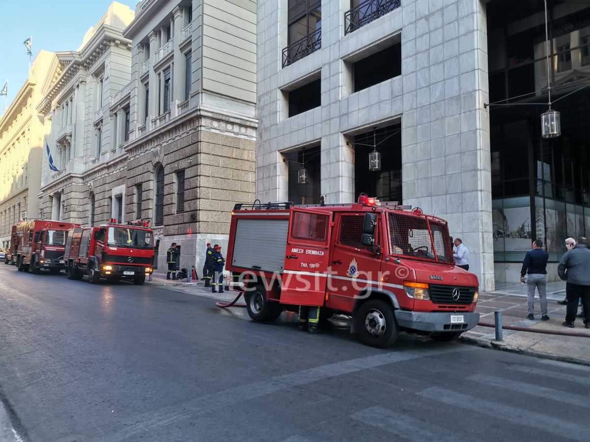 Φωτιά σε κτίριο τράπεζας στην οδό Σταδίου