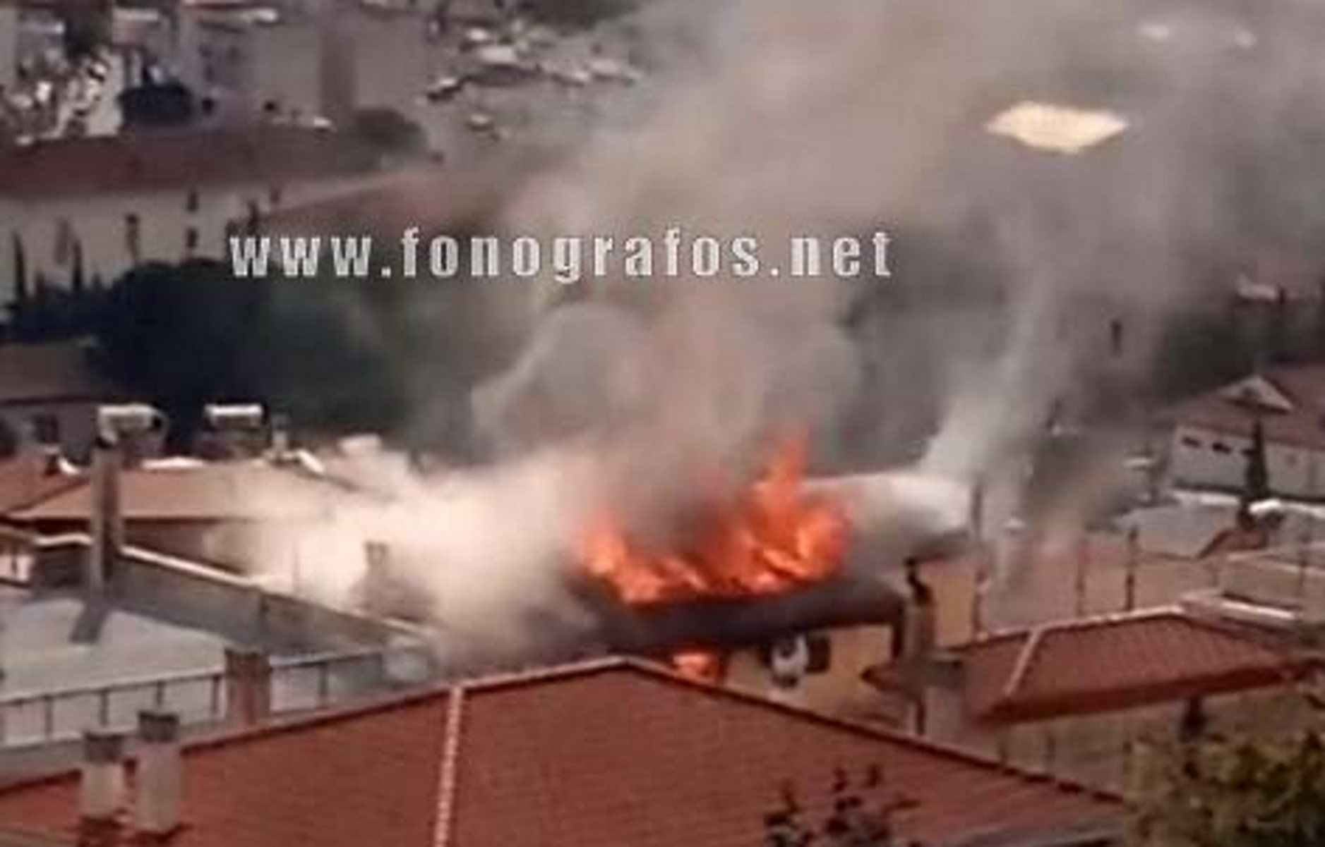 Μεγάλη φωτιά στη Λαμία: Καταστράφηκε ένας ολόκληρος όροφος – Εκκενώθηκαν τα διπλανά σπίτια