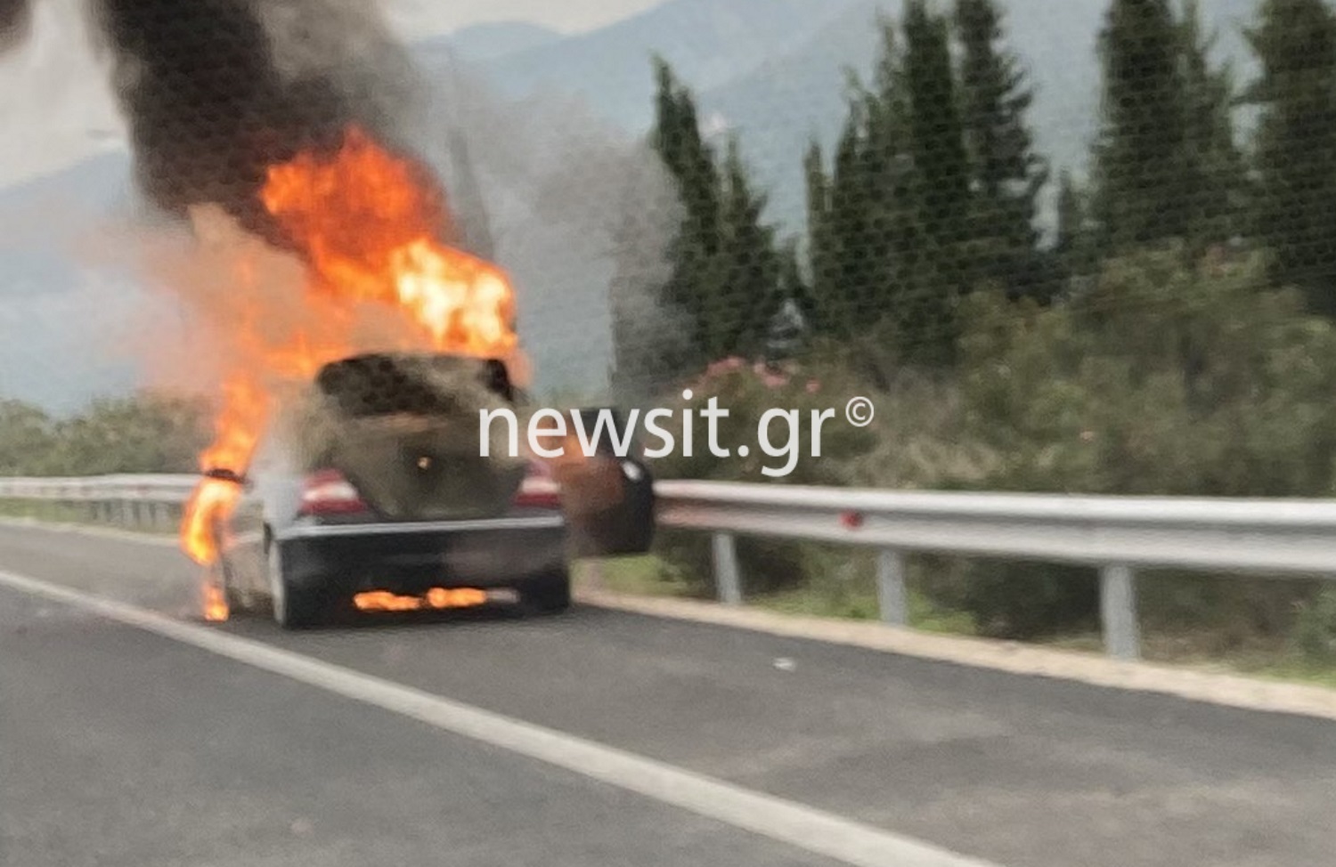 Φωτιά σε αυτοκίνητο στην εθνική οδό Αθηνών – Λαμίας