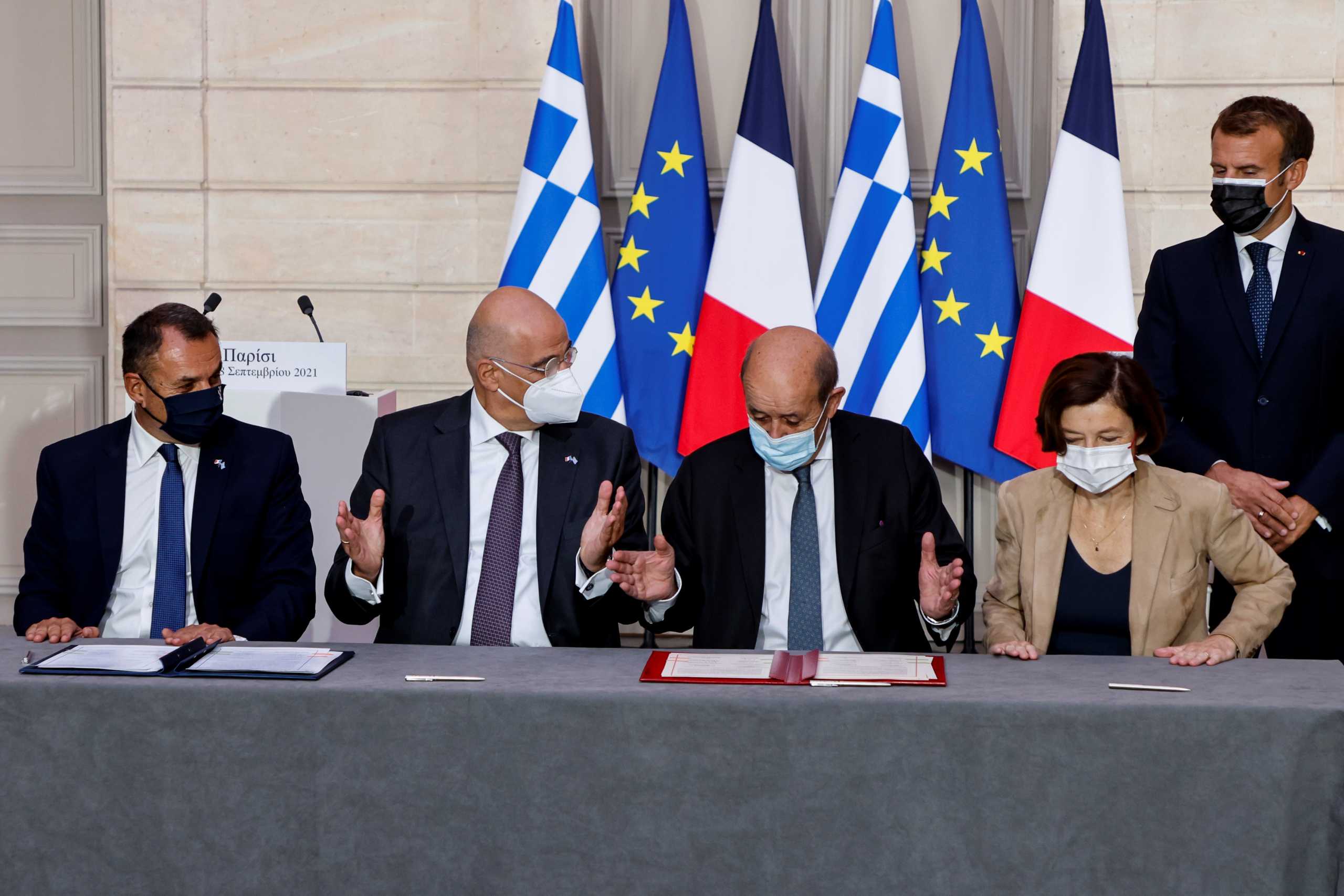 Greek Prime Minister Kyriakos Mitsotakis, Greek Defence Minister Nikolaos Panagiotopoulos, Greek Foreign Affairs Minister Nikos Dendias, French Foreign Affairs Minister Jean-Yves Le Drian, French Defence Minister Florence Parly and French President Emmanuel Macron take part in the signing ceremony of a new defence deal at The Elysee Palace in Paris, France September 28, 2021. Ludovic Marin