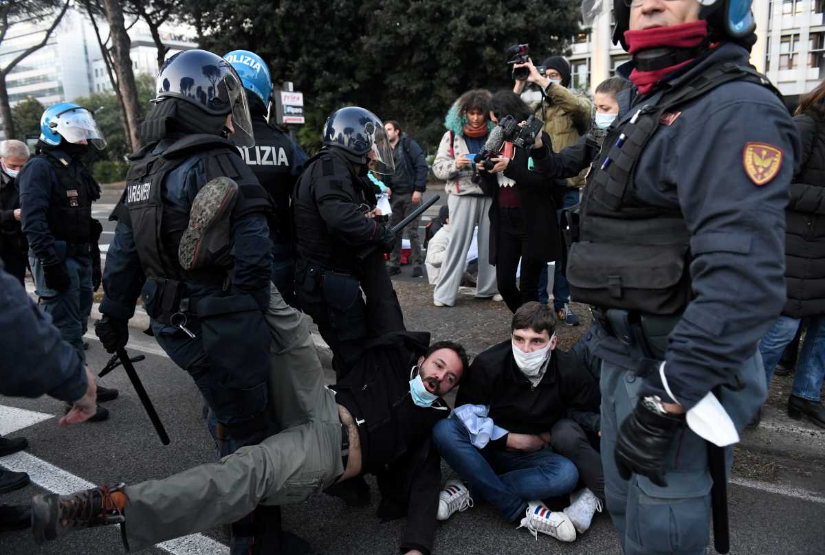 Ιταλία: Χειροπέδες σε 5 αστυνομικούς για ξυλοδαρμό και βασανιστήρια σε βάρος πολιτών