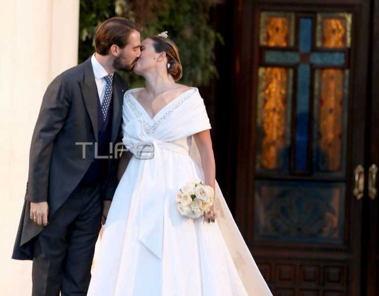 Γάμος Φίλιππου Γλύξμπουργκ – Nina Flohr στην Μητρόπολη: Το τρυφερό φιλί του ζευγαριού μετά την τελετή 