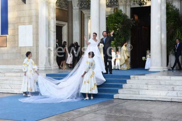 Γάμος Φίλιππος – Nina Flohr: Η εντυπωσιακή άφιξη της νύφης – Πλήθος κόσμου στην Μητρόπολη Αθηνών