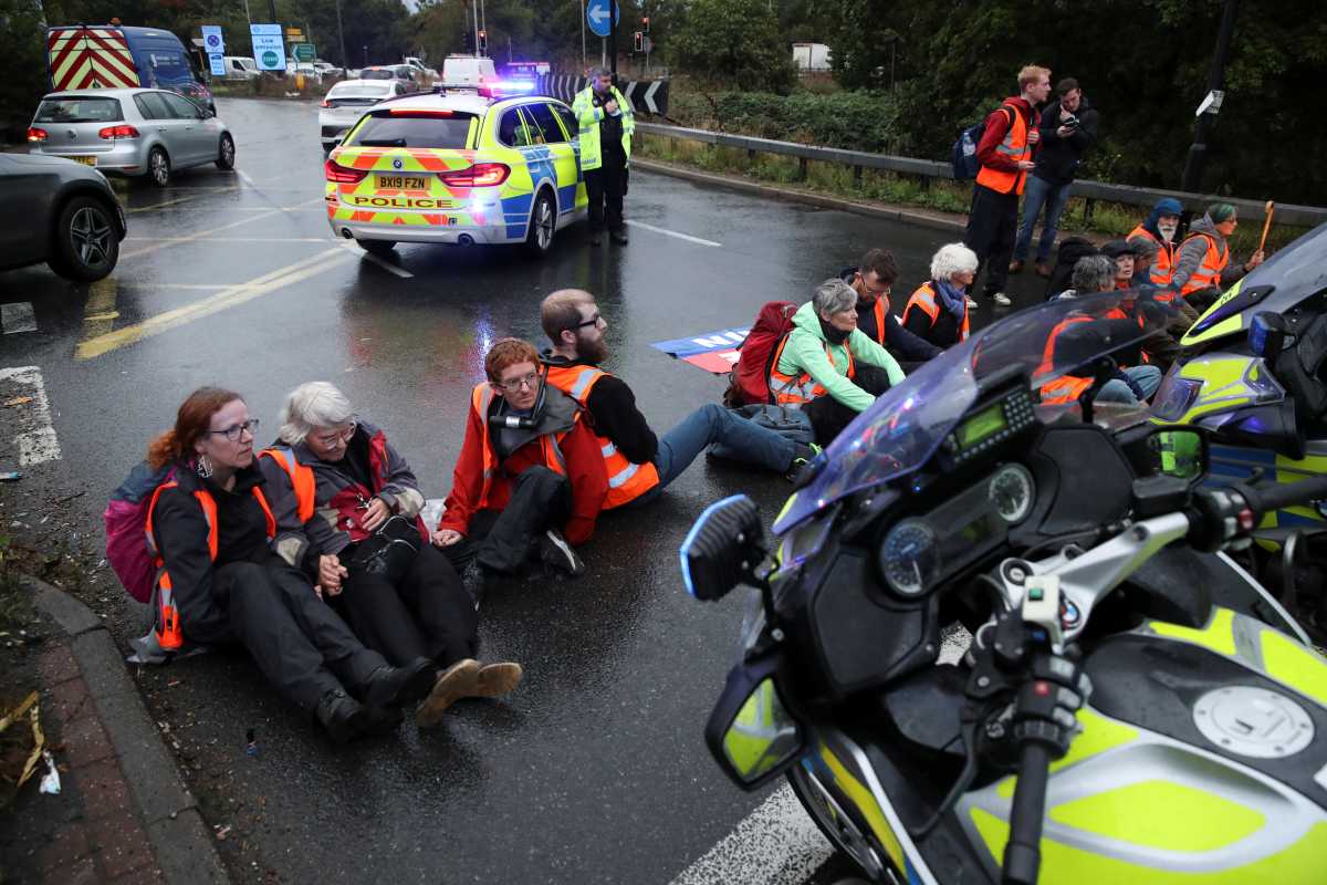 Βρετανία: 13 συλλήψεις ακτιβιστών που είχαν αποκλείσει δρόμο πρόσβασης στο αεροδρόμιο Χίθροου