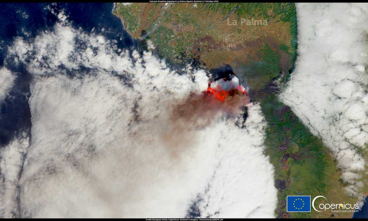 A satellite image of lava and plumes from the volcanic eruption on the Canary Island of La Palma, Spain, October 5, 2021. Picture taken October 5, 2021. European Union, Copernicus Sentinel-2 Imagery, processed by @Defis_Eu