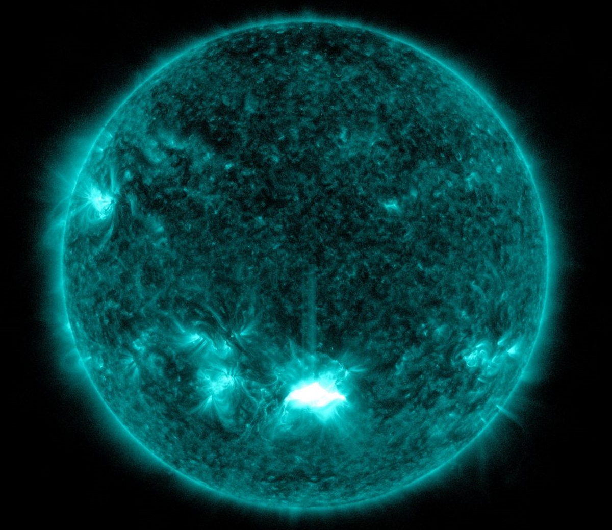 NASA: Ο Ήλιος εκτόξευσε ισχυρή ηλιακή έκλαμψη – Θα χτυπήσει τη Γη τις επόμενες ώρες