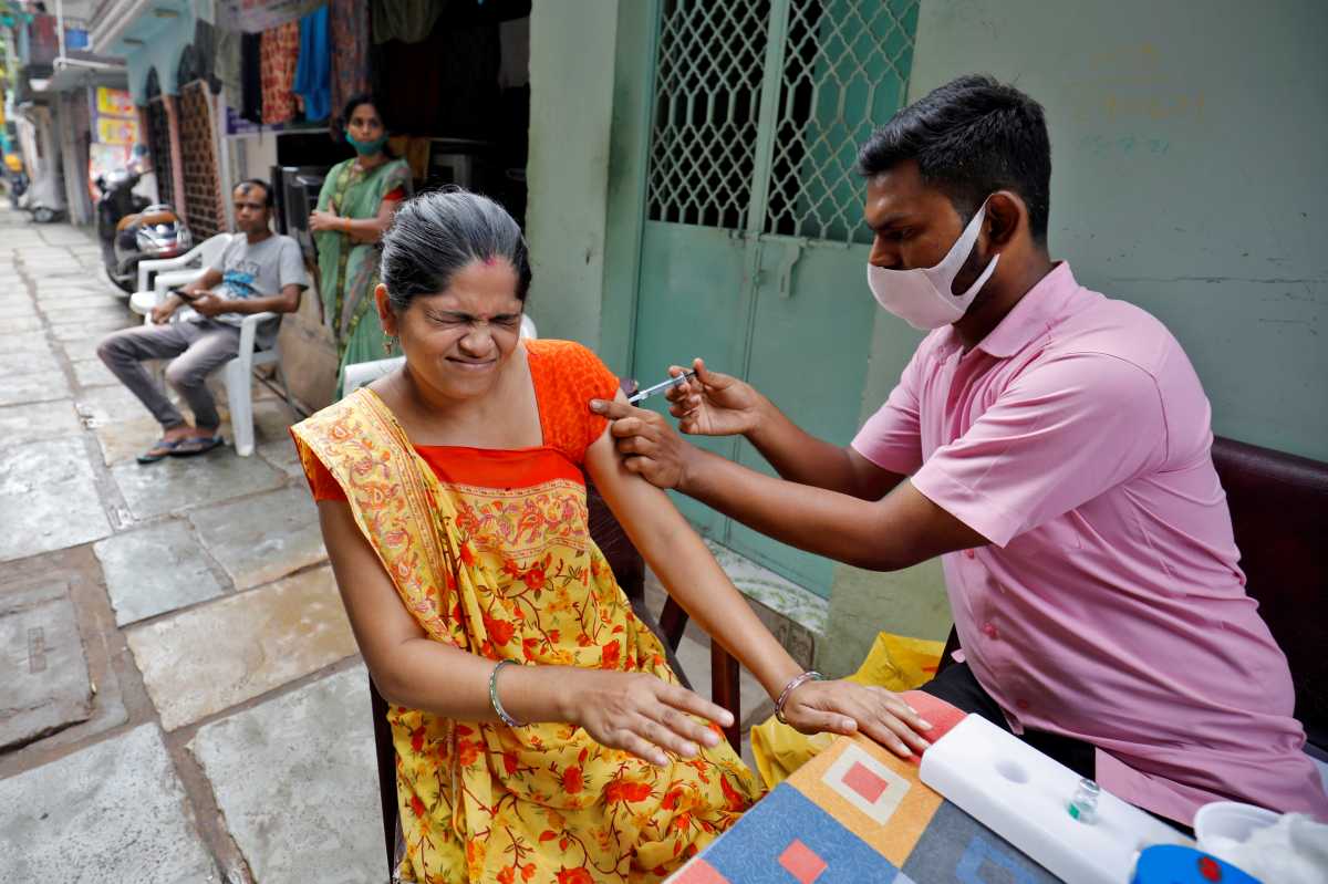 Εμβόλια κορονοϊού: Στην Ινδία γιορτάζουν την χορήγηση της δισεκατομμυριοστής δόσης