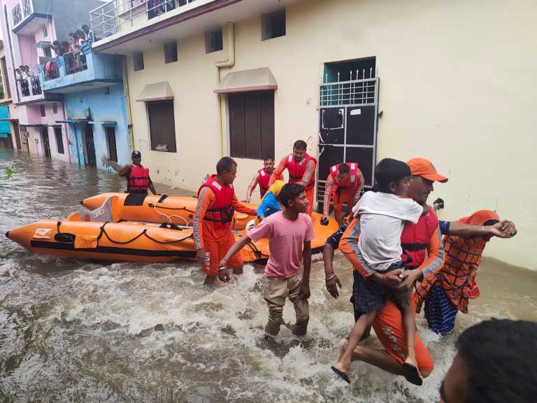 Καταρρακτώδεις βροχές σαρώνουν Νεπάλ και Ινδία – Τουλάχιστον 116 νεκροί από τις πλημμύρες και τις κατολισθήσεις