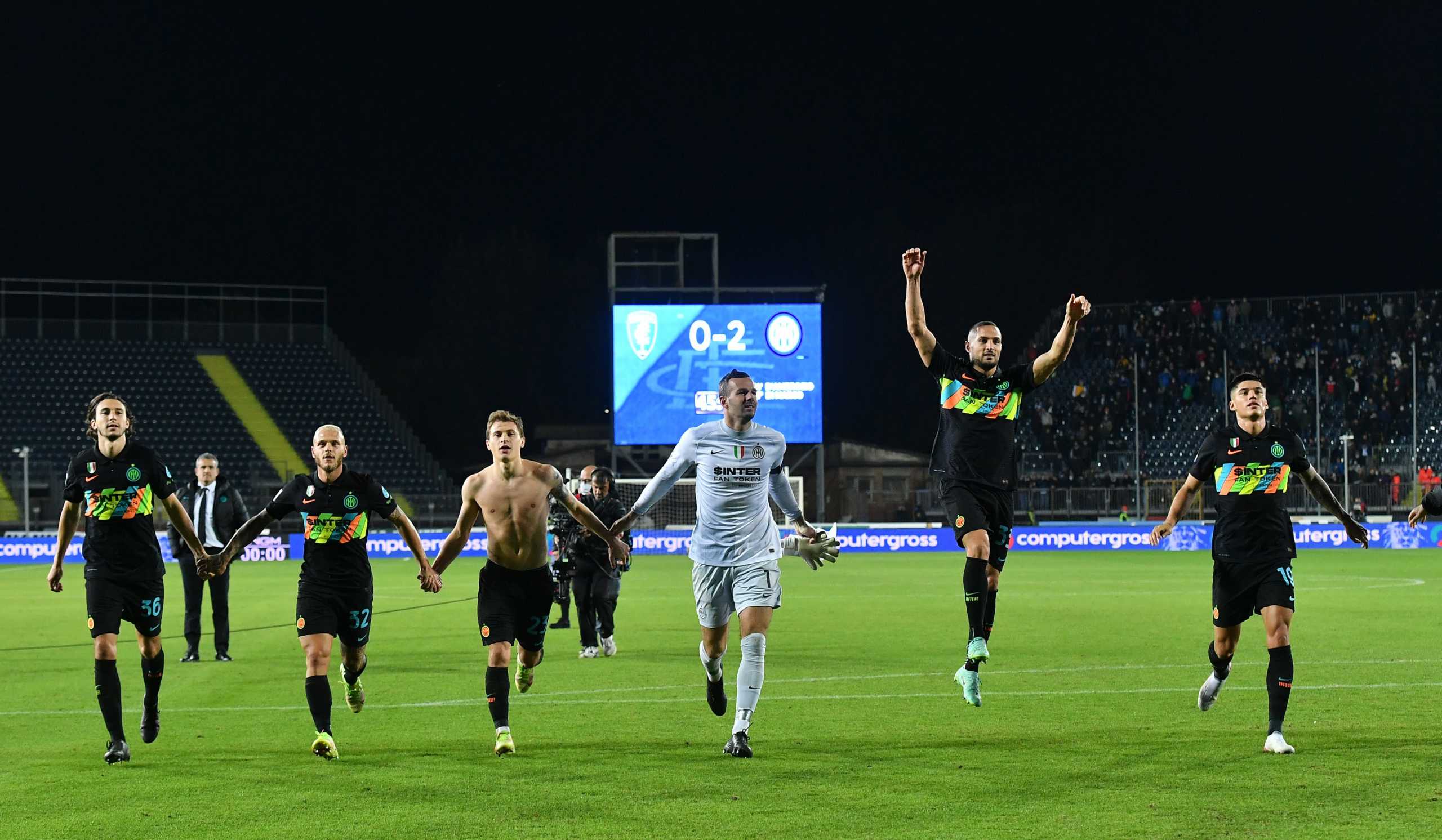 Soccer Football - Serie A - Empoli v Inter Milan - Stadio Carlo Castellani, Empoli, Italy - October 27, 2021 Inter Milan players celebrate after the match REUTERS