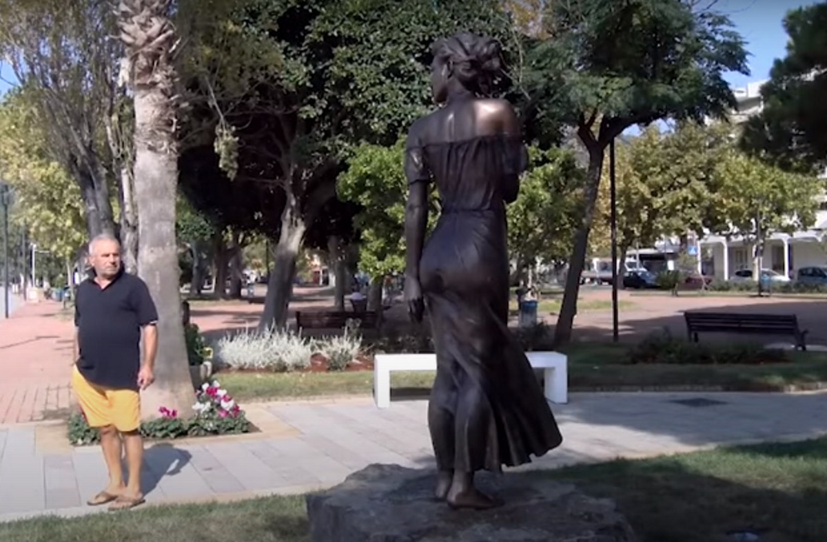 Ιταλία: Συνεχίζει να προκαλεί το «σεξιστικό» άγαλμα – «Αν μπορούσα θα το έκανα τελείως γυμνό»