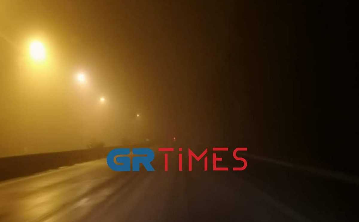 Καιρός – Θεσσαλονίκη: Πυκνή ομίχλη στην Εθνική Οδό – Απεγκλωβίστηκαν 2 άτομα στη Θέρμη