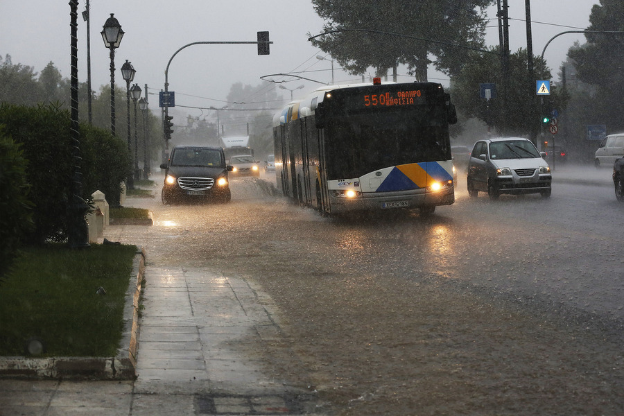 Καιρός σήμερα: Αλλαγή σκηνικού με καταιγίδες, χαλαζοπτώσεις και πτώση θερμοκρασίας