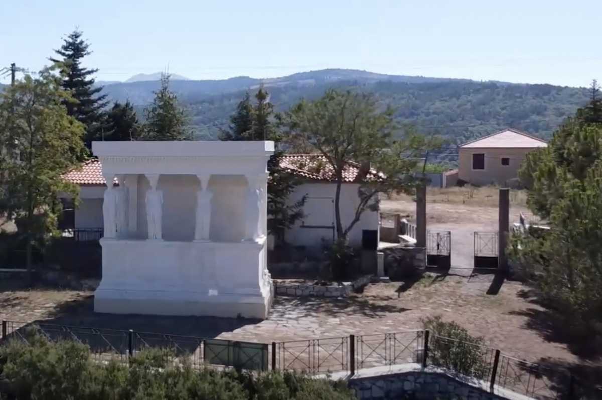 Το ελληνικό χωριό που έχει αντίγραφο από τις Καρυάτιδες