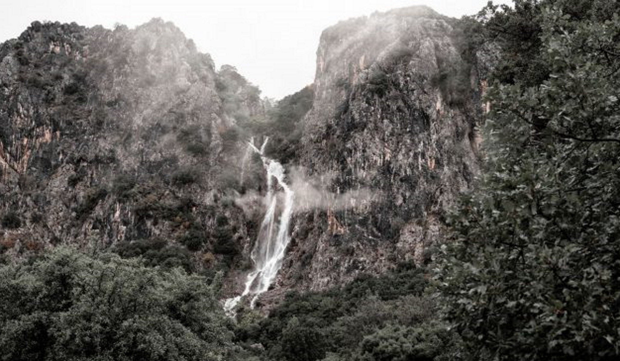 Τρίκαλα: Ο κρυμμένος καταρράκτης που ζωντανεύει μόνο όταν βρέχει – Μοναδικό θέαμα