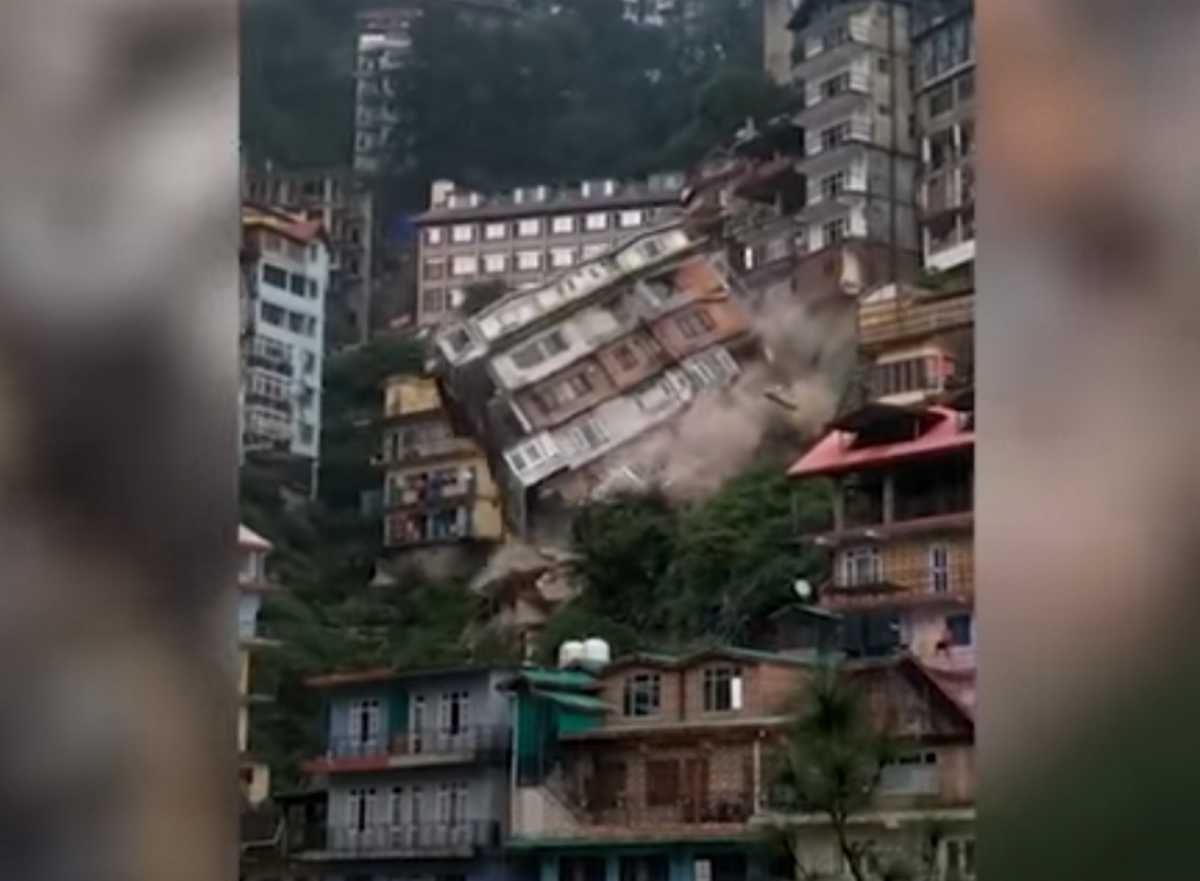Ινδία: Οκταώροφο κτίριο καταρρέει σαν χάρτινος πύργος