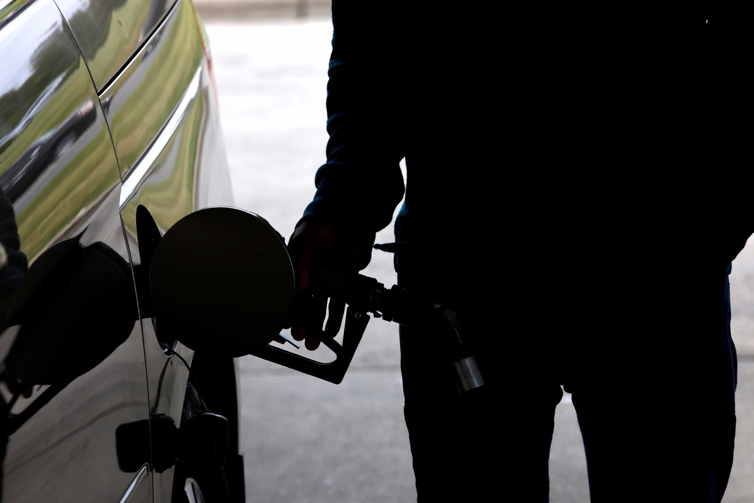 Επίδομα βενζίνης: Πώς μπορείτε να βγάλετε κάρτα καυσίμου στα ΚΕΠ