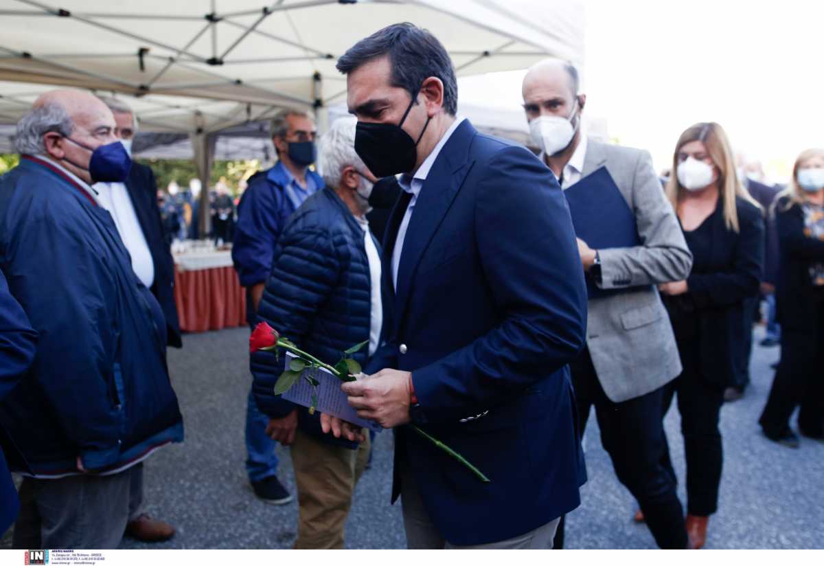 Τάσος Κουράκης: Έγινε η πολιτική κηδεία – Παρών ο Αλέξης Τσίπρας κρατώντας κόκκινο τριαντάφυλλο