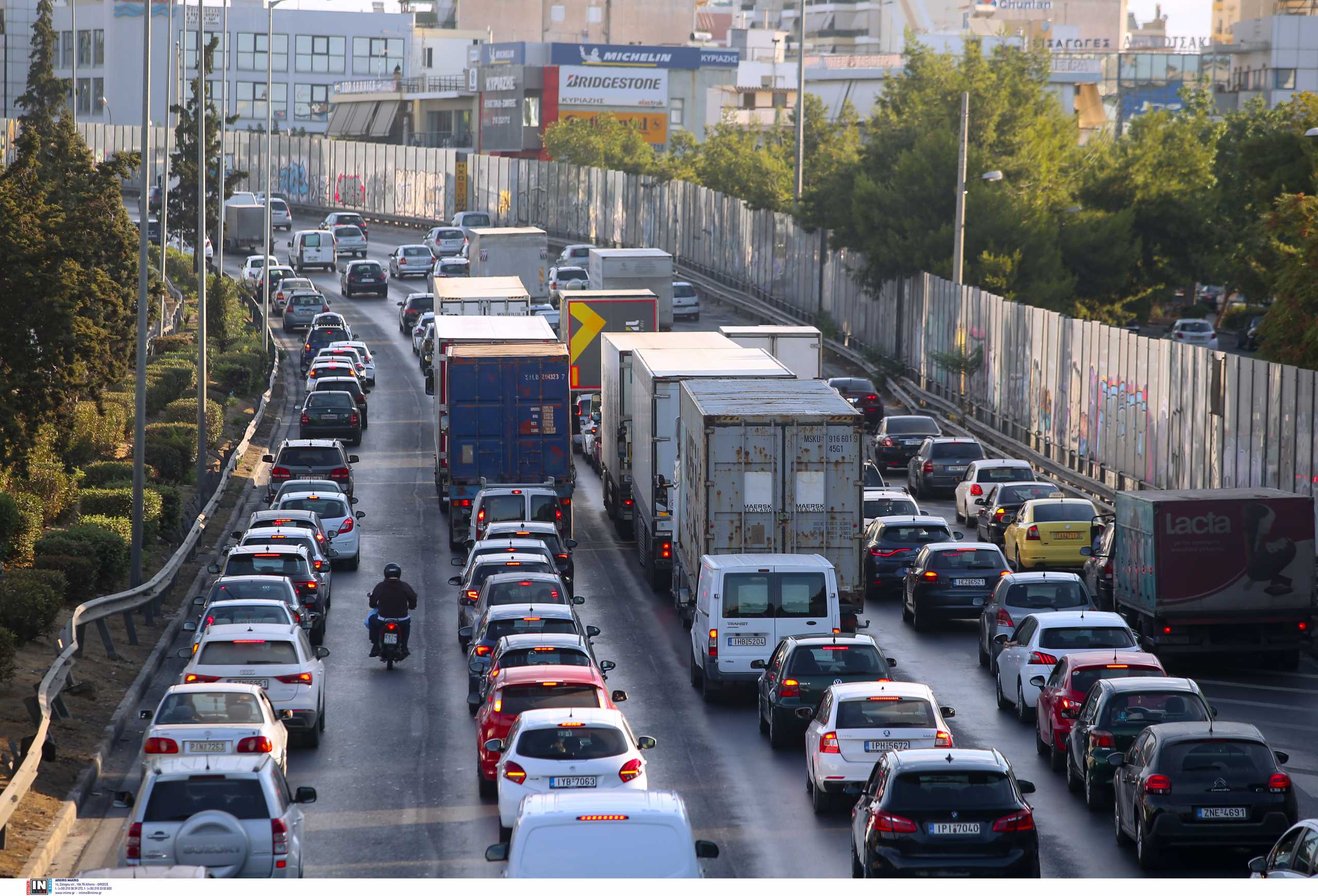 Τροχαίο ατύχημα στη Λεωφόρο Κηφισού μετά από σφοδρή σύγκρουση βαν με φορτηγό