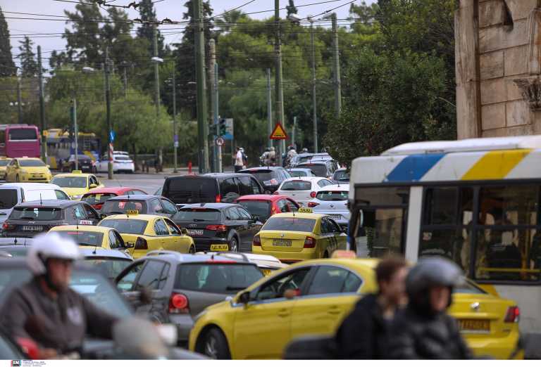 Κίνηση: Μποτιλιάρισμα παντού στην Αττική - Κυκλοφοριακό χάος στο Χαλάνδρι λόγω της καθίζησης