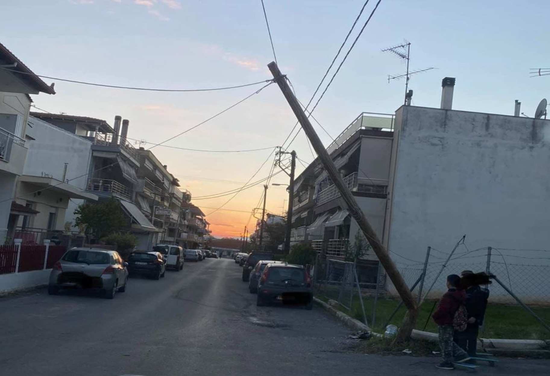 Χαλκιδική: Κολώνα στα Νέα Μουδανιά κρέμεται από… μια κλωστή