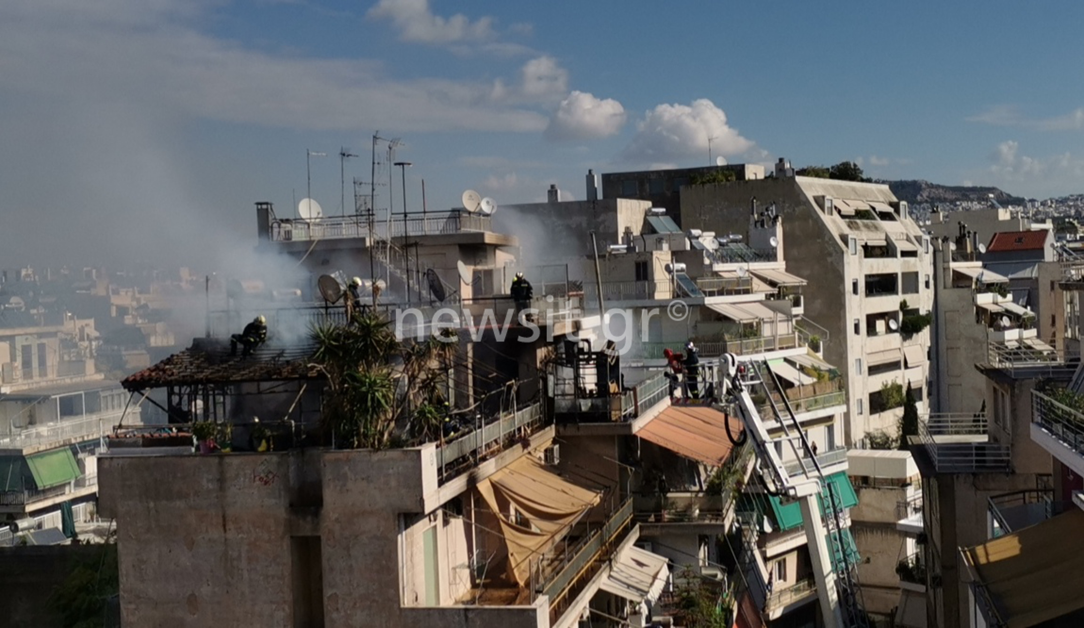 Κολωνός: Υπό έλεγχο η φωτιά που έκαψε απ’ άκρη σ’ άκρη το διαμέρισμα – Ακούγονταν εκρήξεις