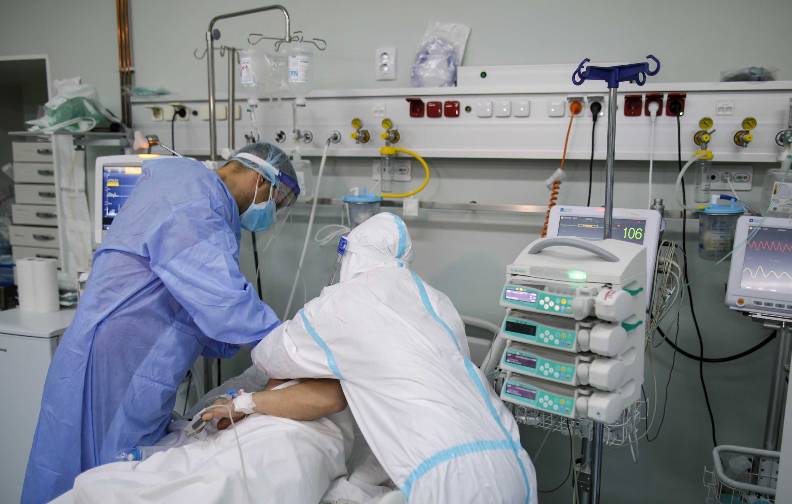 Doctor Claudiu Ruscu and a nurse adjust a CPAP mask on a coronavirus disease (COVID-19) patient's face in the intensive care COVID-19 ward of Marius Nasta Pneumology Institute in Bucharest, Romania, October 17, 2021. Picture taken October 17, 2021. Inquam Photos