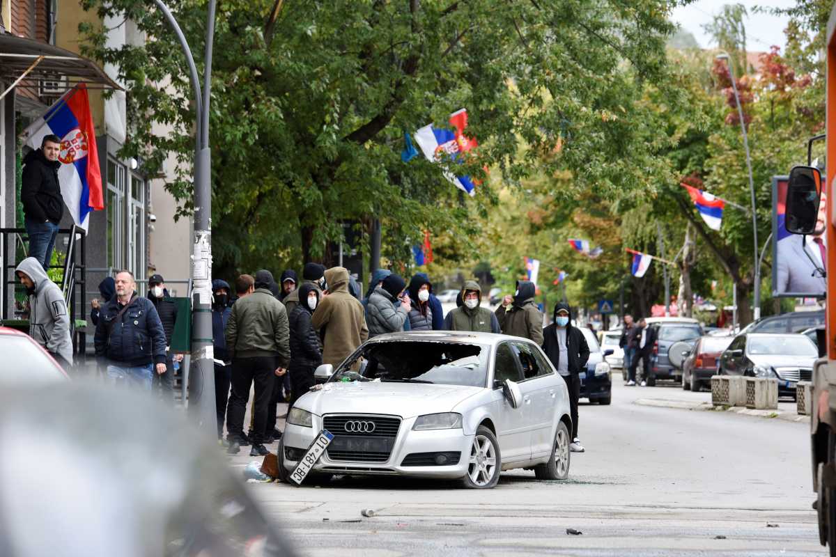 Χάος στα σύνορα Σερβίας – Κοσόβου: Πυροβολισμοί, συγκρούσεις και τραυματίες στην Μιτρόβιτσα